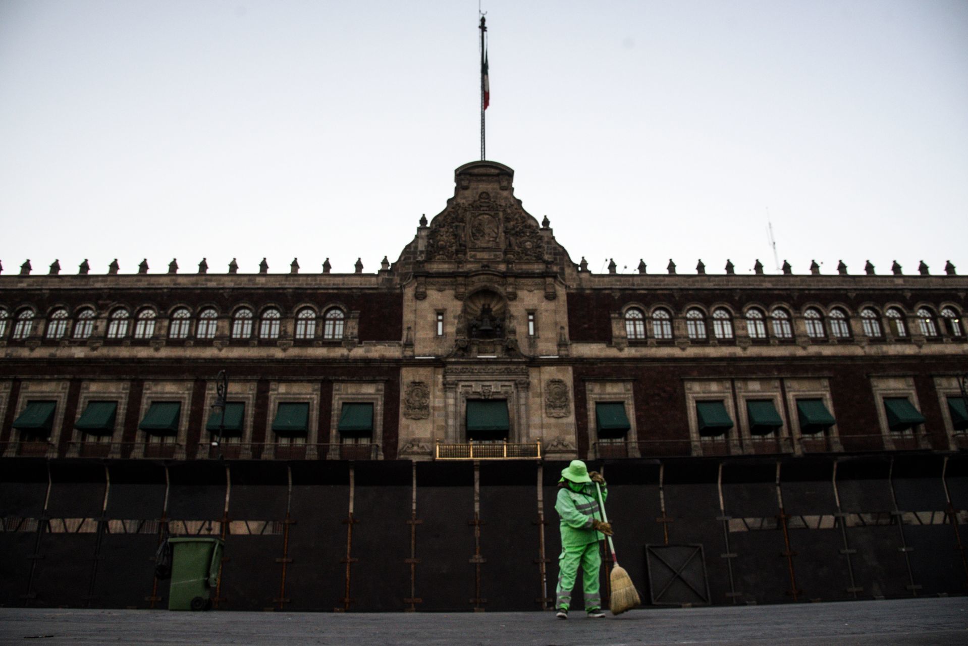 Sánchez Cordero y AMLO defienden vallas en Palacio Nacional