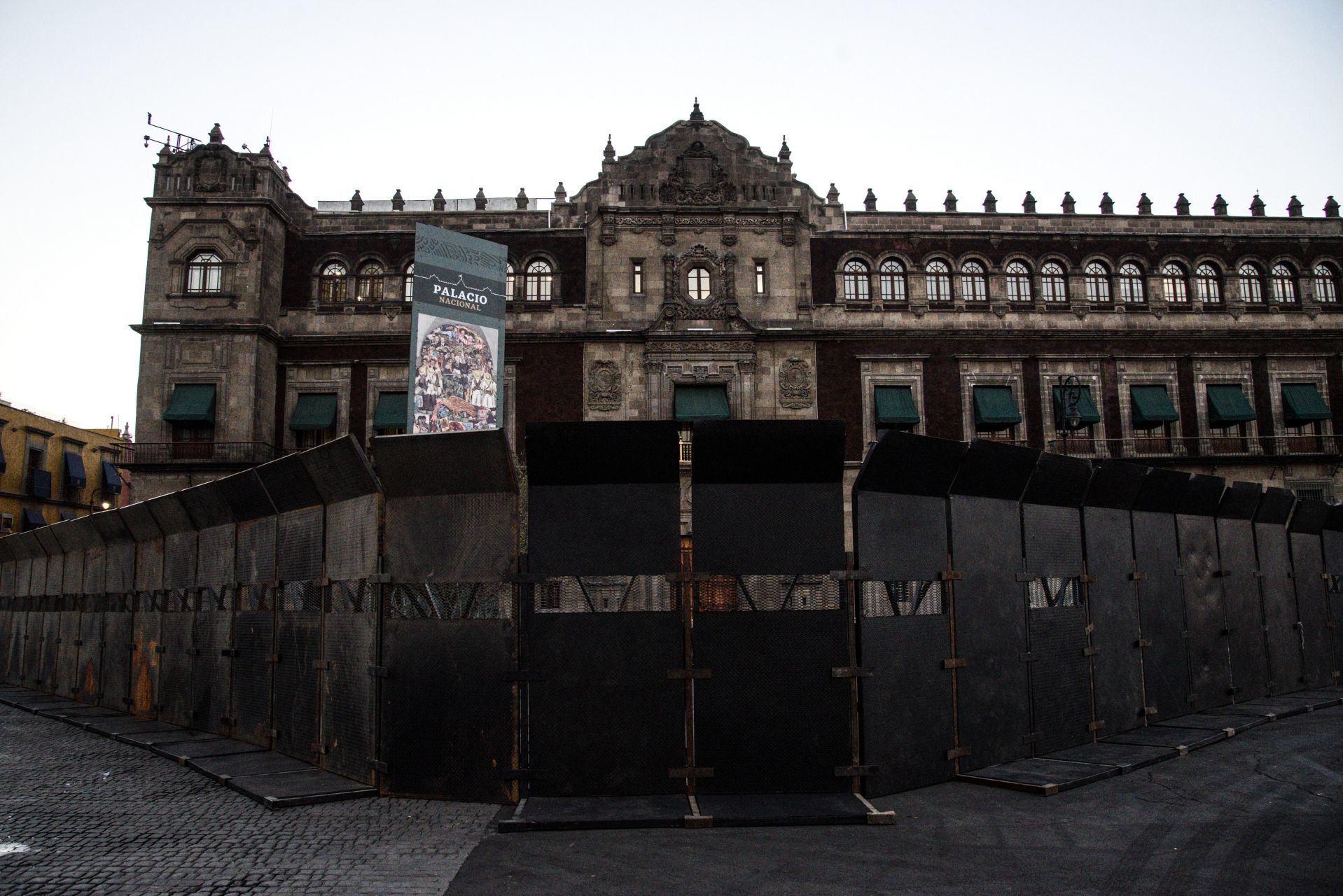 Sánchez Cordero y AMLO defienden vallas en Palacio Nacional