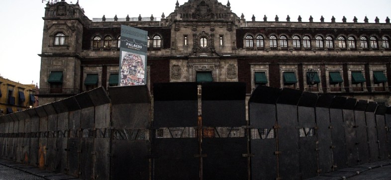 Sánchez Cordero y AMLO defienden vallas en Palacio Nacional