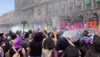 tiran-derriban-mujeres-marcha-8m-muro-vallas-palacio-nacional-videos