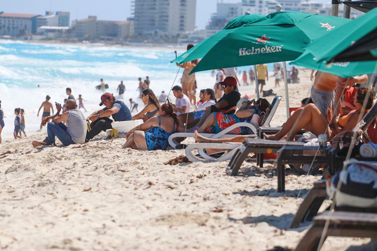 ¿Y el Covid? Turistas llenan varias playas de México durante el puente