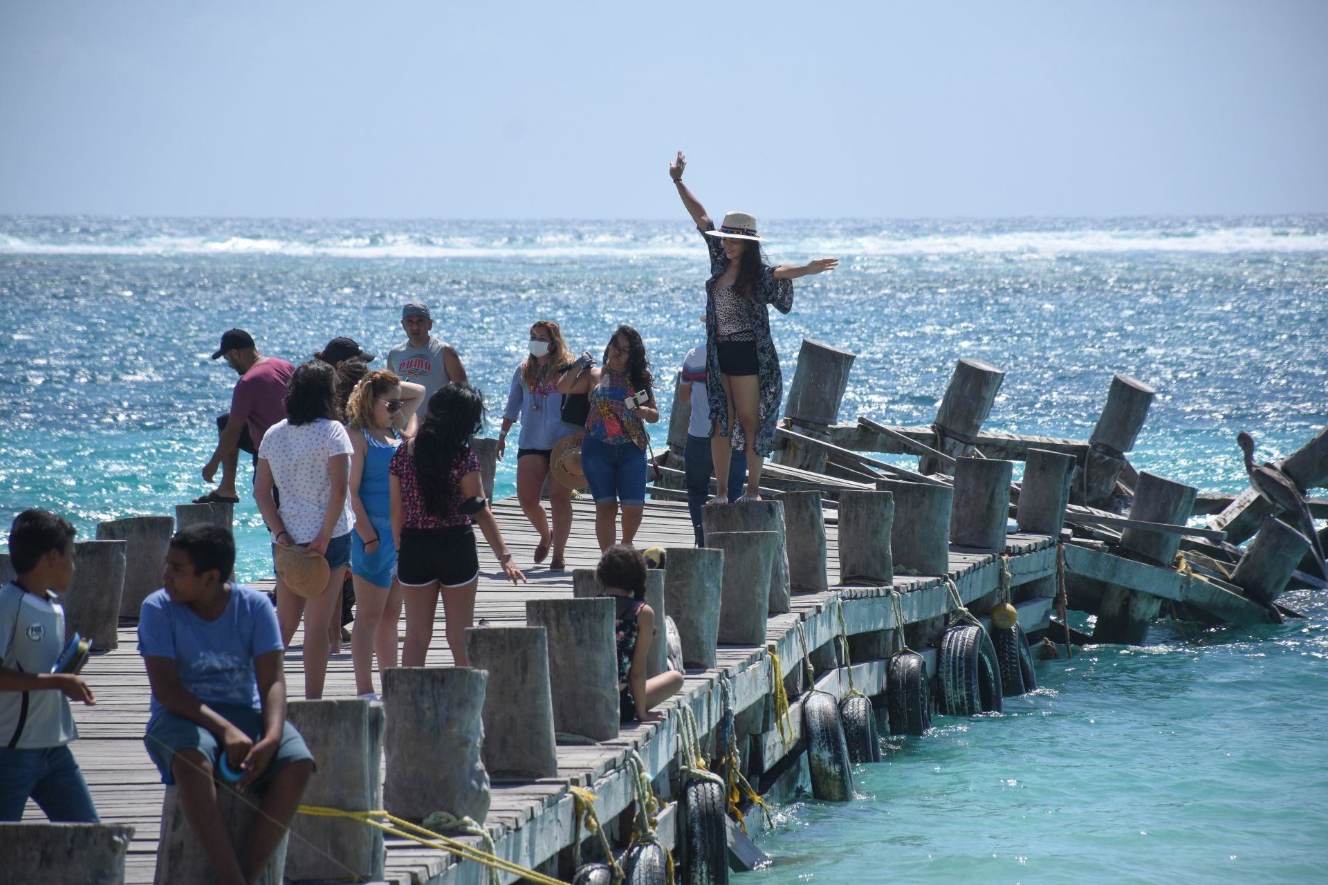 ¿Y el Covid? Turistas llenan varias playas de México durante el puente