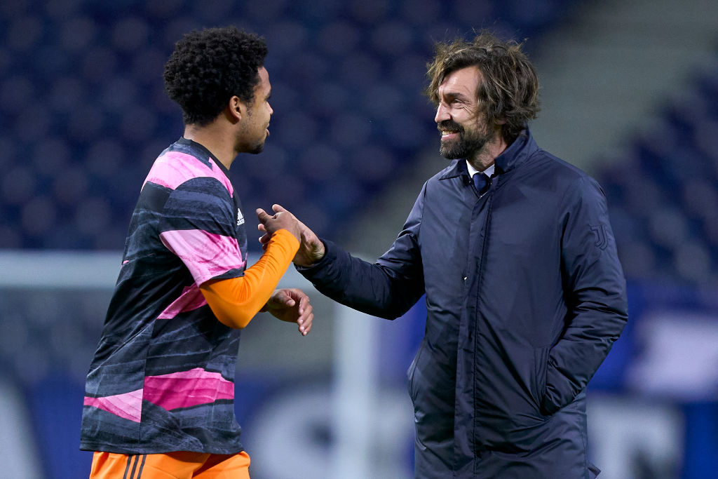 Andrea Pirlo y Weston McKennie