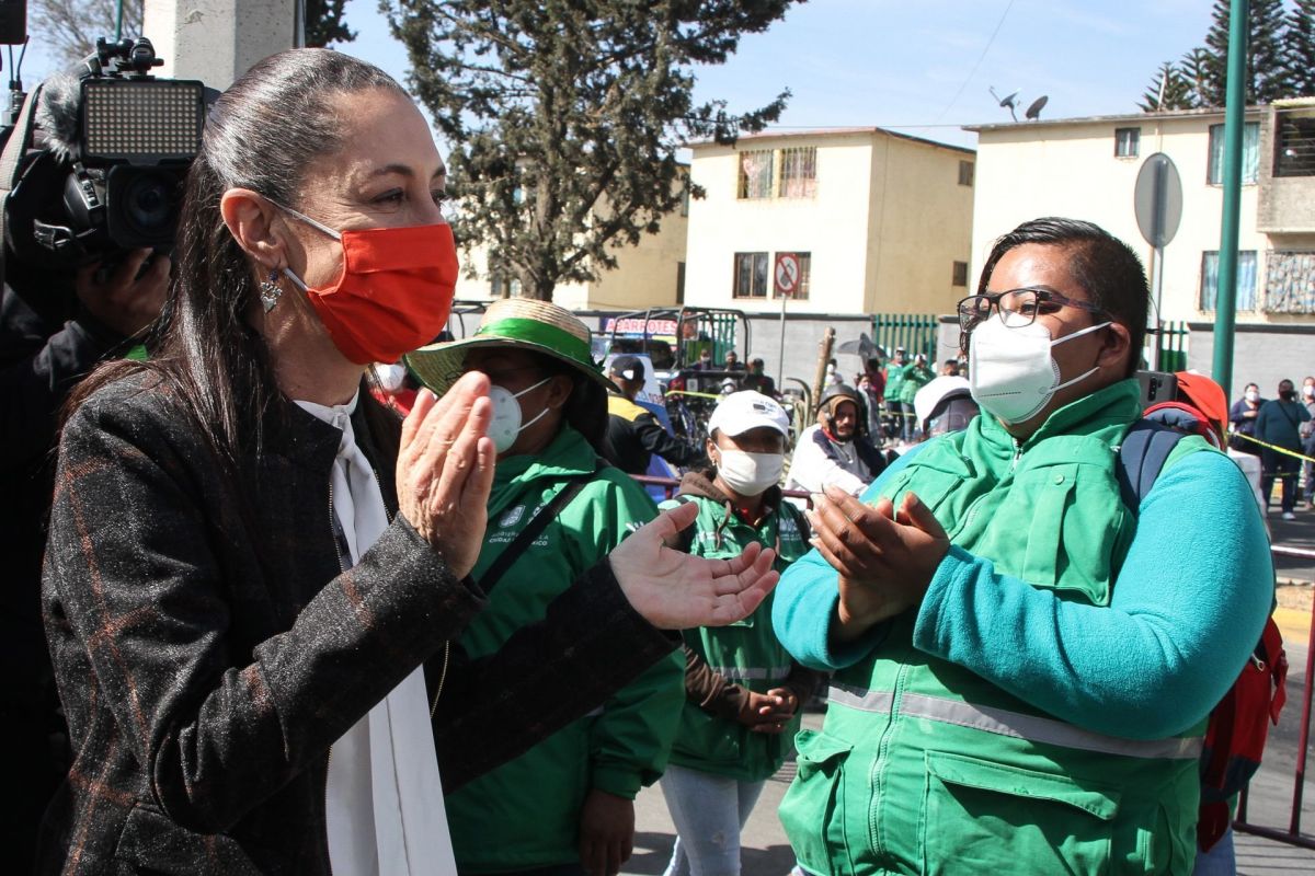 CIUDAD DE MÉXICO, 24FEBRERO2021.- Claudia Sheinbaum, jefa de gobierno realizó un recorrido por el módulo de vacunación de alcaldía Tláhuac, en donde desde tempranas horas cientos de adultos mayores acudieron al Hospital Regional del ISSSTE en dicha alcaldía para la aplicación de la vacuna rusa Sputnik V.