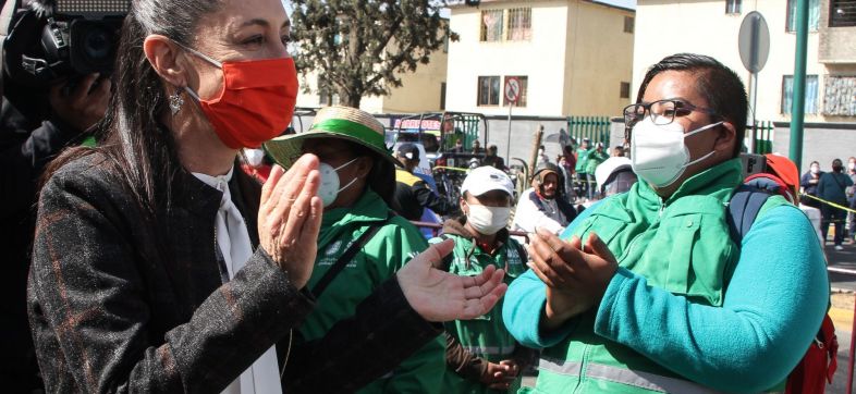 CIUDAD DE MÉXICO, 24FEBRERO2021.- Claudia Sheinbaum, jefa de gobierno realizó un recorrido por el módulo de vacunación de alcaldía Tláhuac, en donde desde tempranas horas cientos de adultos mayores acudieron al Hospital Regional del ISSSTE en dicha alcaldía para la aplicación de la vacuna rusa Sputnik V.