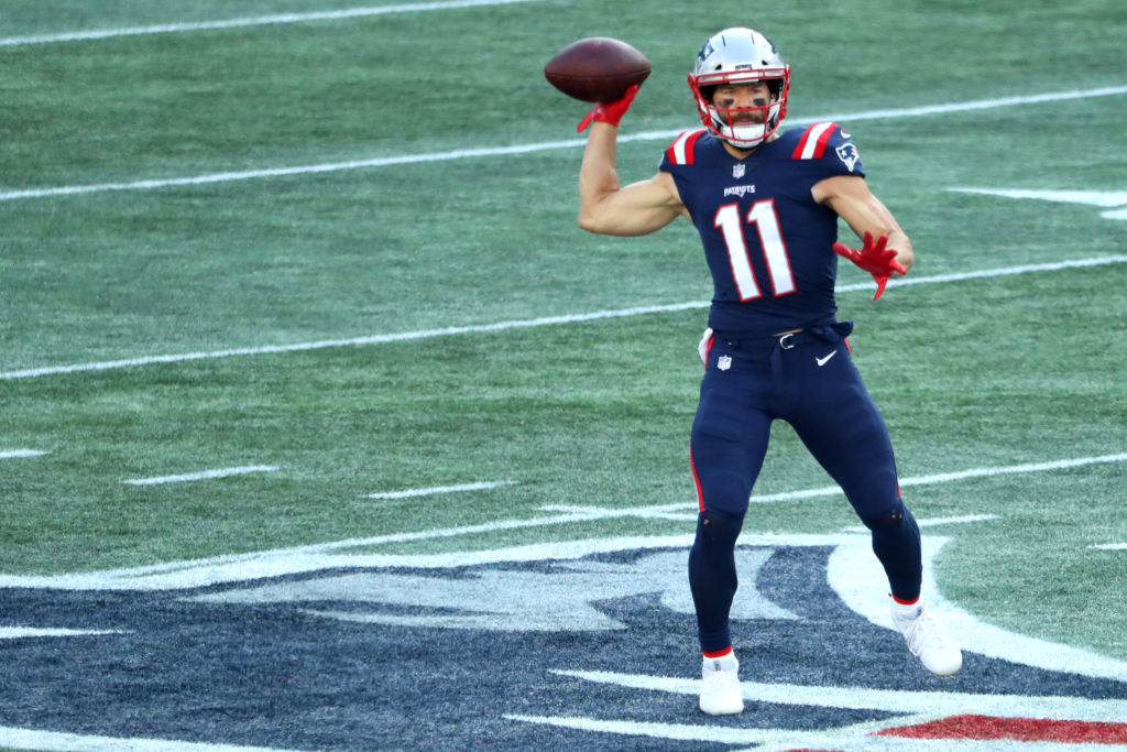 Julian Edelman lanza un pase con los Patriots