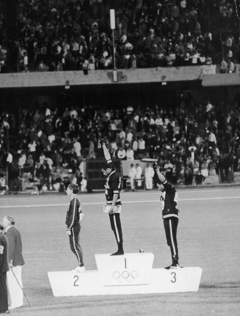 Tommie Smith y John Carlos con el saludo Black Power