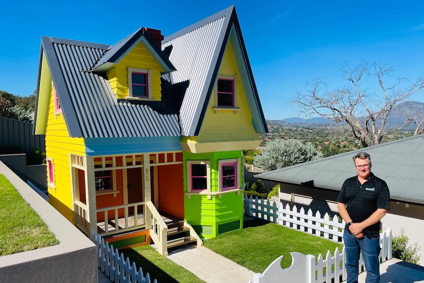 ¿El mejor papá del mundo? Hombre construye y recrea la casa de 'Up' para su hijo