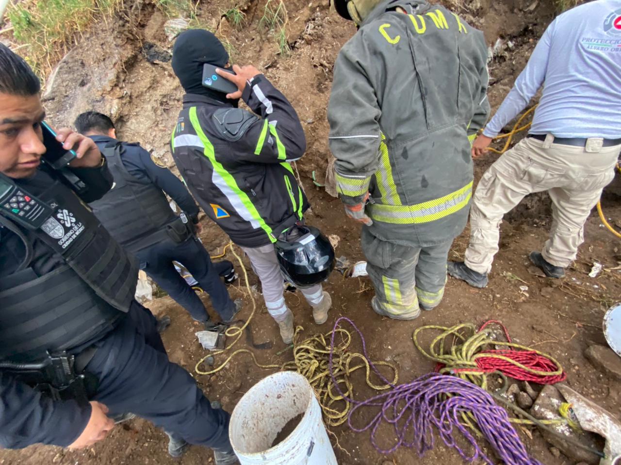 Mueren tres trabajadores al quedar atrapados por un deslave de tierra en Álvaro Obregón