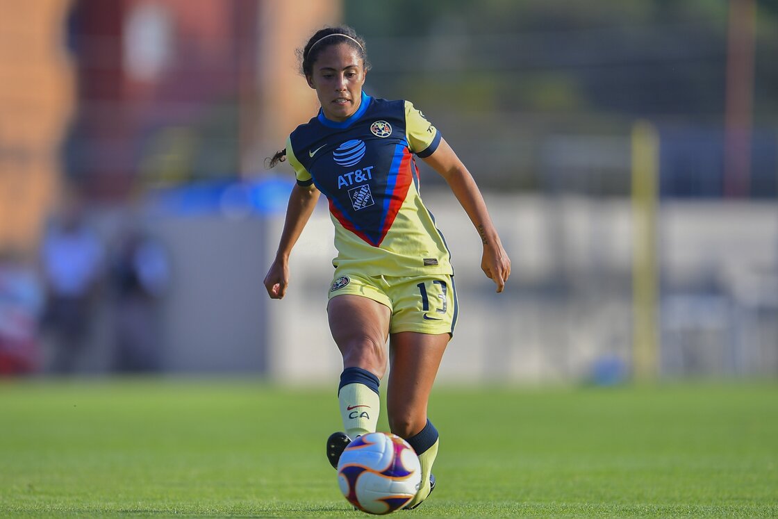 ¿Cuántas jugadoras de la Liga MX Femenil tienen estudios universitarios?