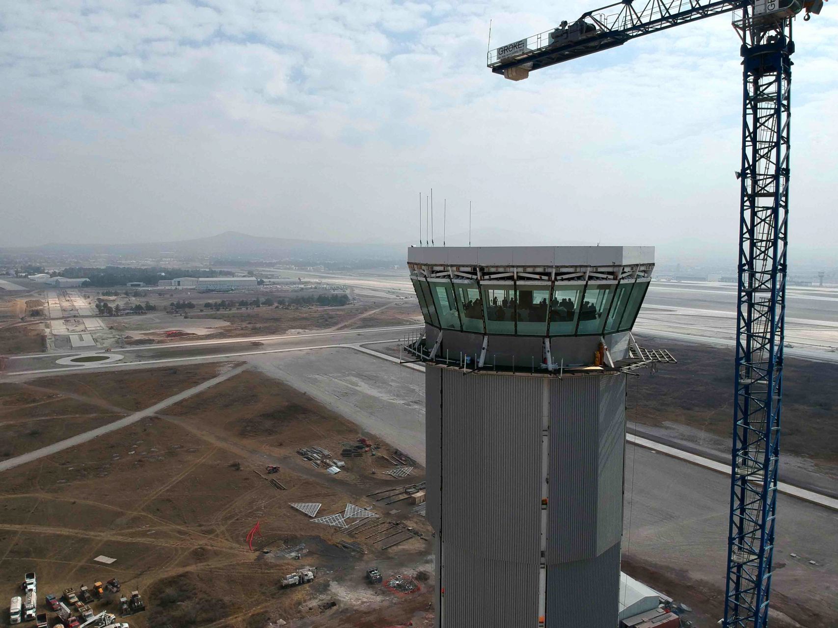 Critican al Gobierno Federal por el logo del aeropuerto de Santa Lucía