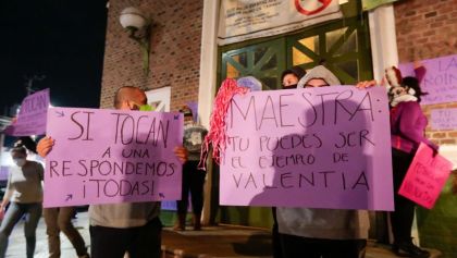 manifestacion-estudiantes-uaem-profesora