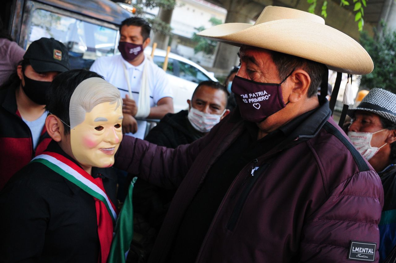 CIUDAD DE MÉXICO, 12ABRIL2021.- Félix Salgado Macedonio, candidato de Morena a la gobernatura de Guerrero, en compañía de Mario Delgado, presidente nacional de Morena, ofrecieron un mensaje a sus seguidores en el plantón que sostienen afuera del Instituto Nacional Electoral (INE), mientras esperan que los consejeros de dicho Instituto realicen la sesión de este lunes donde discutirán la resolución respecto el retiro de la candidatura de Salgado Macedonio. 