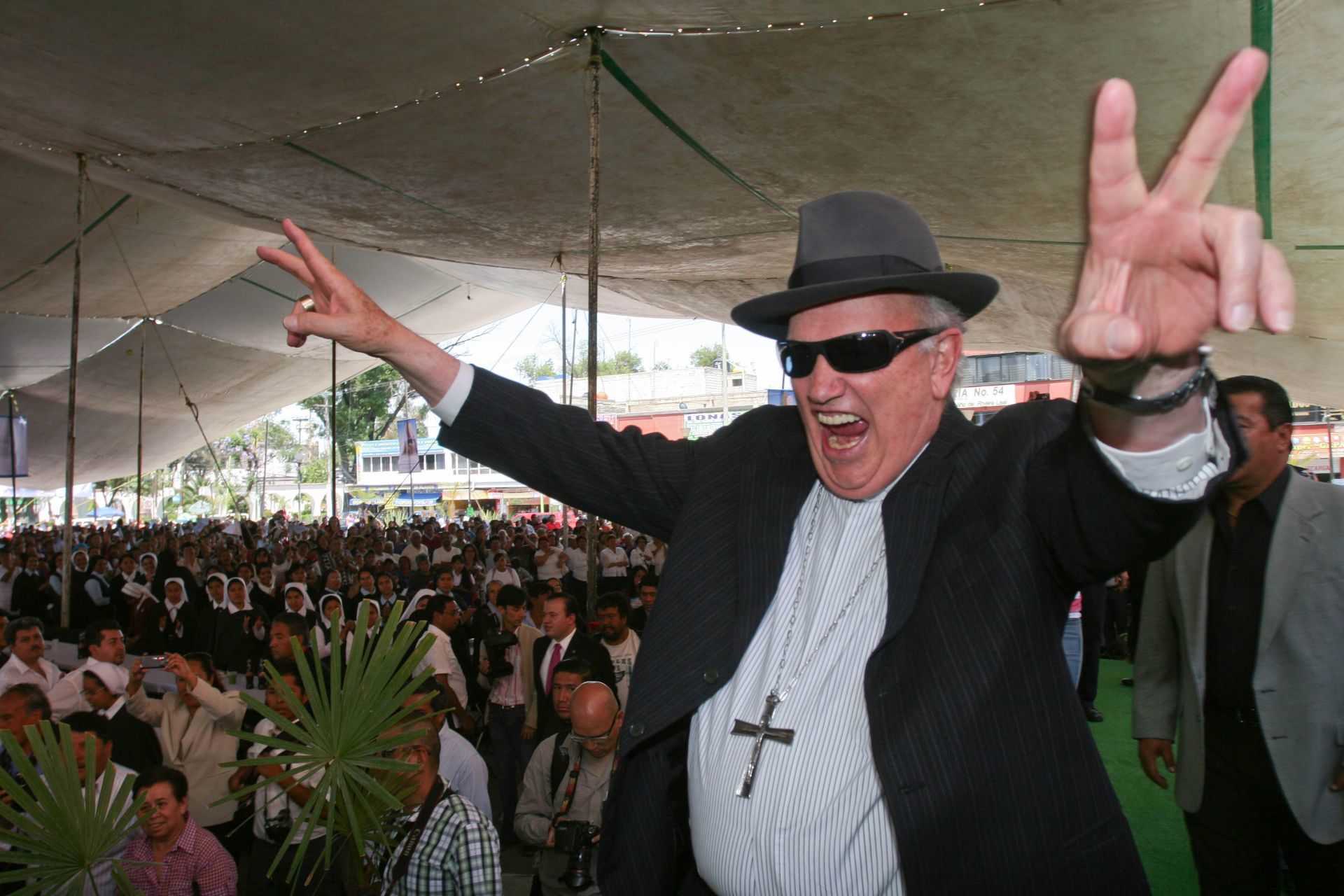 SAN CRISTOBAL ECATEPEC, ESTADO DE MÉXICO 18MAYO2012.- Onésimo Cepeda Silva primer Obispo de la diócesis de Ecatepec cumplió 75 años, edad obligatoria para jubilarse, por lo que su renuncia fué presentada por él y aceptada por Benedicto XVI. Hoy ofició su última misa como Obispo en funciones de la diócesis creada en 1995, con sede en la Catedral de Ecatepec, donde fue ovacionado por sus feligreses, algunos funcionarios locales y sacerdotes. Onésimo Cepeda es conocido por sus controvertidas declaraciones a favor de sus amistades políticas y con poder económico. Cepeda Silva anunció que viajará a Italia por lo menos ahora para descansar. Hoy sus fieles le organizaron una comida en su honor en la explanada municipal de Ecatepec. Al acto tambien asistieron seminaristas y monjas de diversas diócesis.