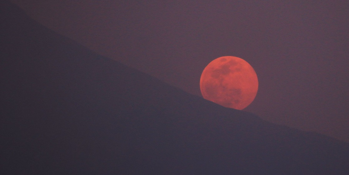 JUCHITEPEC, ESTADO DE MÉXICO, 26ABRIL2021.- Puntual la luna llena de abril emerge detrás de la cuesta sur del volcán Popocatépetl. Es la primera de dos super lunas del 2021; la segunda ocurrirá el 26 de mayo. La luna rosa será la segunda luna llena más cercana a la tierra ya que se encuentra a una distancia de 357,615 kilómetros de nuestro planeta. La imagen tomada desde la cima del volcán extinto Huipilo a 2830 metros sobre el nivel del mar. 