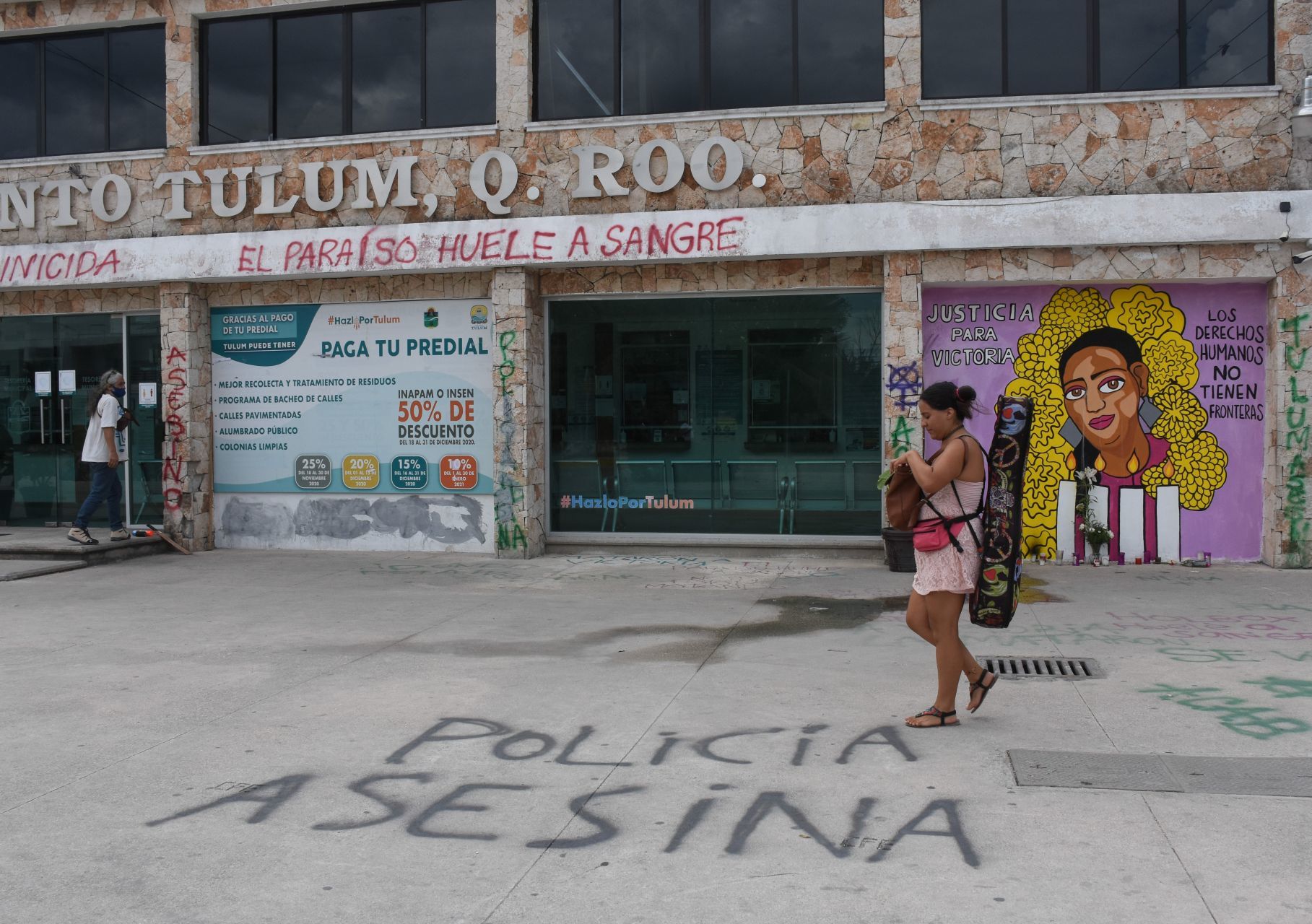 Vandalizan con pintas el mural de Victoria Salazar, migrante asesinada por policías en Tulum