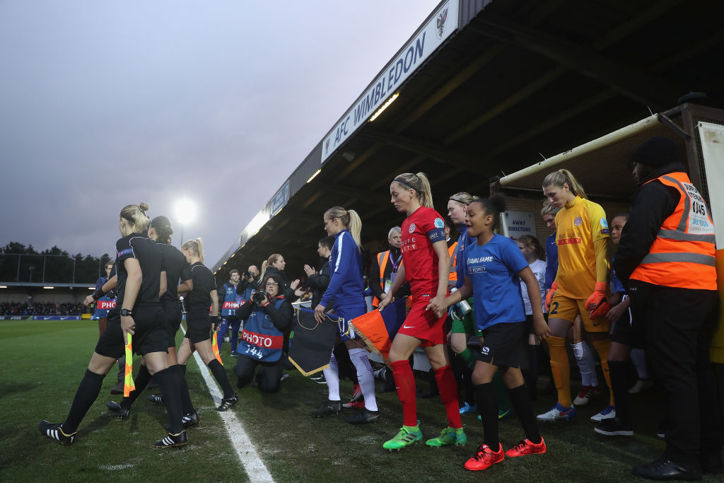 Salida de los equipos en la Champions League femenil