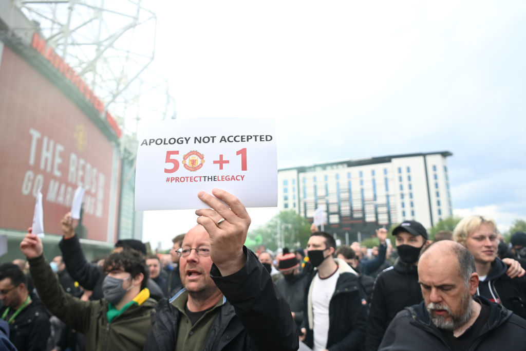 En imágenes: Las protestas de los aficionados del Manchester United en la cancha de Old Trafford