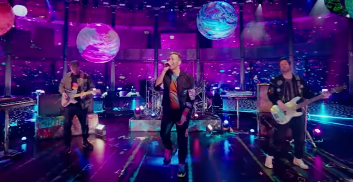 Checa a Coldplay tocando por primera vez "Higher Power" en vivo