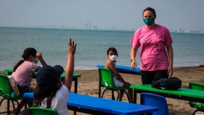 Colegio privado de Veracruz regresó a clases presenciales en una playa