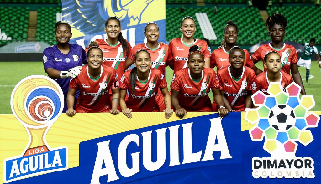 ¡Genios! Con escudos incompletos, esta campaña apoya al futbol femenil en Colombia