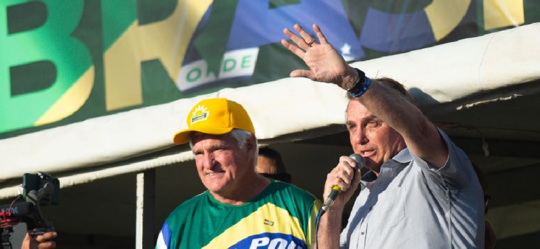 Multan a Bolsonaro por organizar un evento masivo y no usar cubrebocas