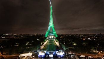 ¡Qué elegancia la de Francia! La Torre Eiffel se ilumina con hidrógeno verde