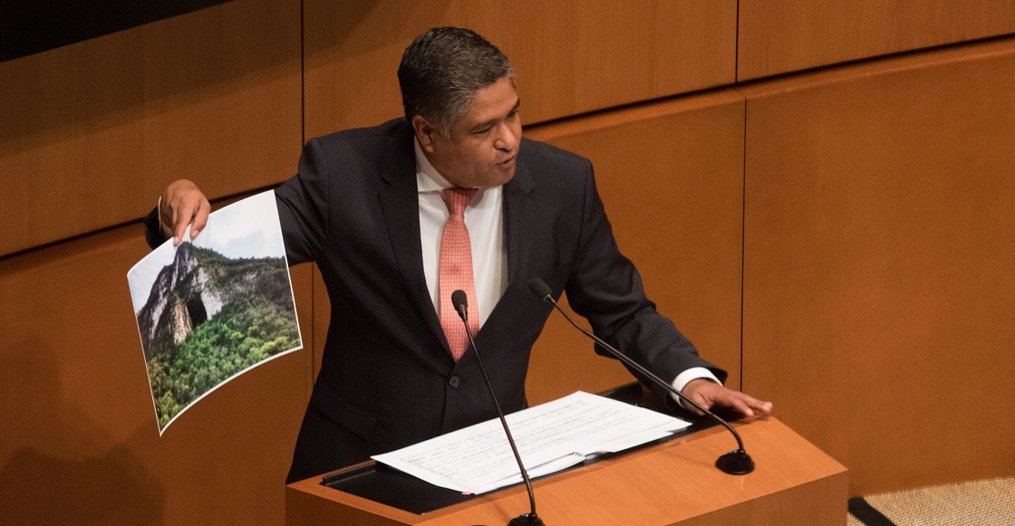 CIUDAD DE MÉXICO, 26JUNIO2019.- El senador panista Víctor Oswaldo Fuentes Solís durante la sesión de la Comisión Permanente en el Senado, en donde mostró una foto de la Cueva de la Boca, ubicada en Monterrey, Nuevo León, y en la que habitan seis especies de murciélagos, urgió al gobierno local y federal implementen medidas para protegerla y preservarla. 