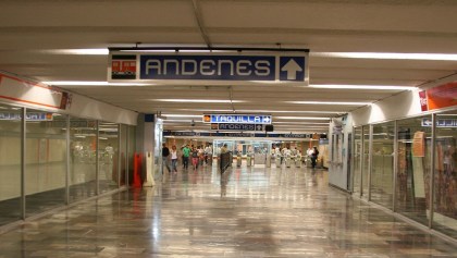 MÉXICO, D.F., 03MAYO2009.- personas que viajan en el Sistema de Trasporte Metro son desinfectadas con gel anti vactereal para evitar el contagio por el virus de la influenza humana