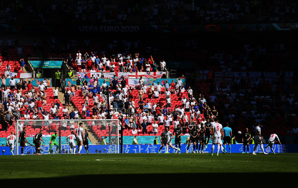 Reportan grave a aficionado que cayó de las tribunas de Wembley durante el Inglaterra-Croacia