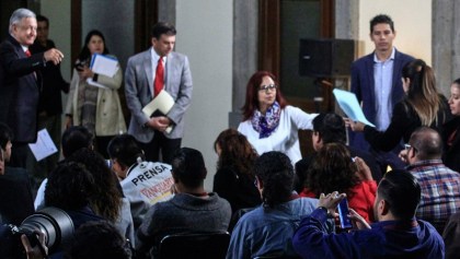 CIUDAD DE MÉXICO, 02JULIO2019.- El presidente de la República, Andrés Manuel López Obrador, durante la conferencia matutina diaria en el Palacio Nacional. Al finalizar reportera le entrego unos documentos refiriéndose a los despidos de la agencia de noticias del estado.