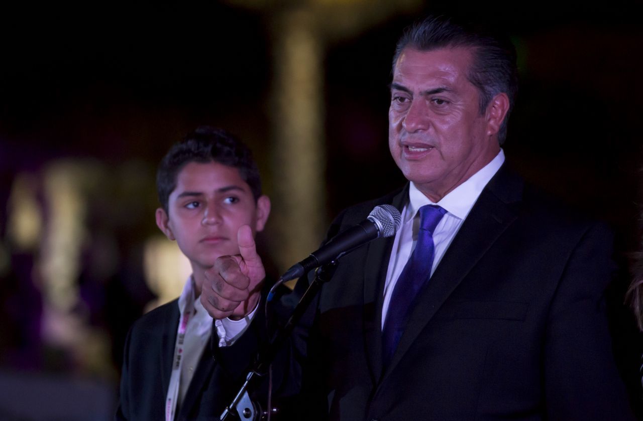 AMLO dice que habrá ’manicure con hachuela’ para gobernantes que roben