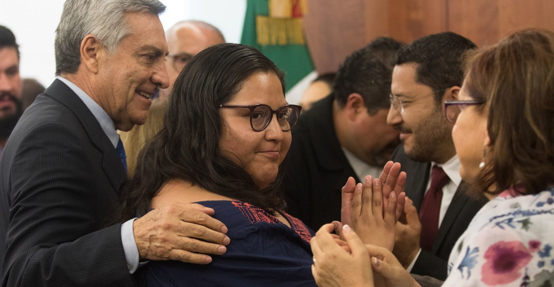 CIUDAD DE MÉXICO, 03JUNIO2019.- La senadora de Morena, Citalli Hernández, ofreció una conferencia de prensa para hablar sobre el incidente que le ocurrió la semana pasada cuando abrió un paquete que resulto ser un libro que le detonó en las manos, ella asegura que gracias a sus reflejos logró que este le causará lesiones mayores, aunque no quizo ahondar en detalles de los sucedido ya que indicó que las investigaciones las esta llevando la FGR, en el encuentro con medios estuvo acompañada de varios senadores de bancada.