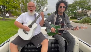 Checa el cover que Kyle Gass de Tenacious D hizo de "I Wanna Be Sedated" de The Ramones para vacunarse