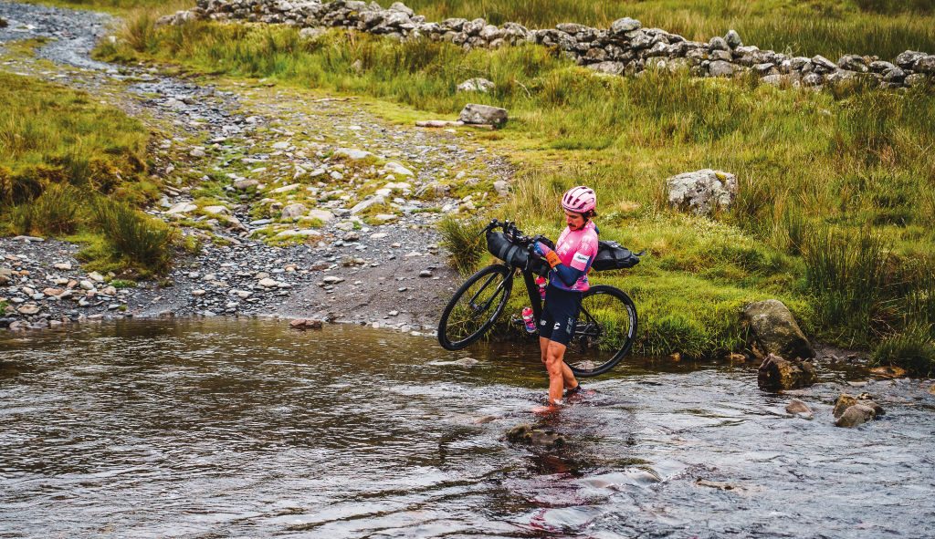 Lachlan Morton, el ciclista que corre el Tour de Francia sin asistencia por una buena causa