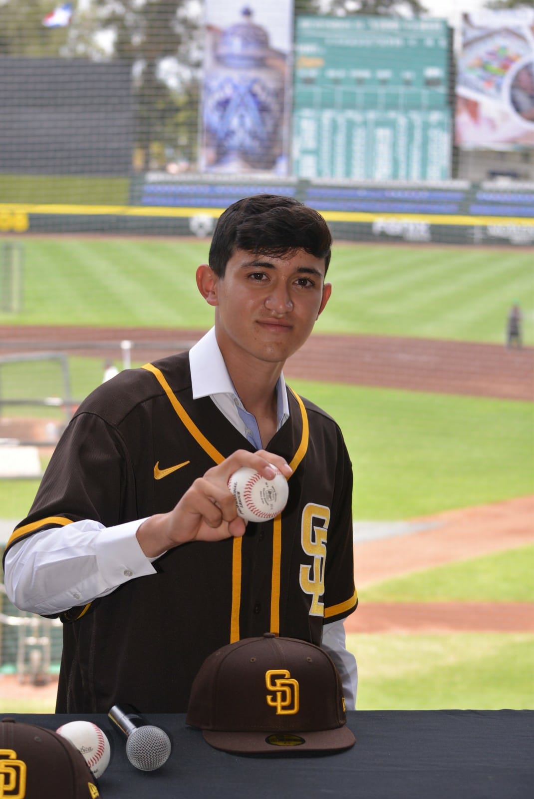 Los Padres de San Diego firmaron al mexicano Manuel Castro como pitcher prospecto