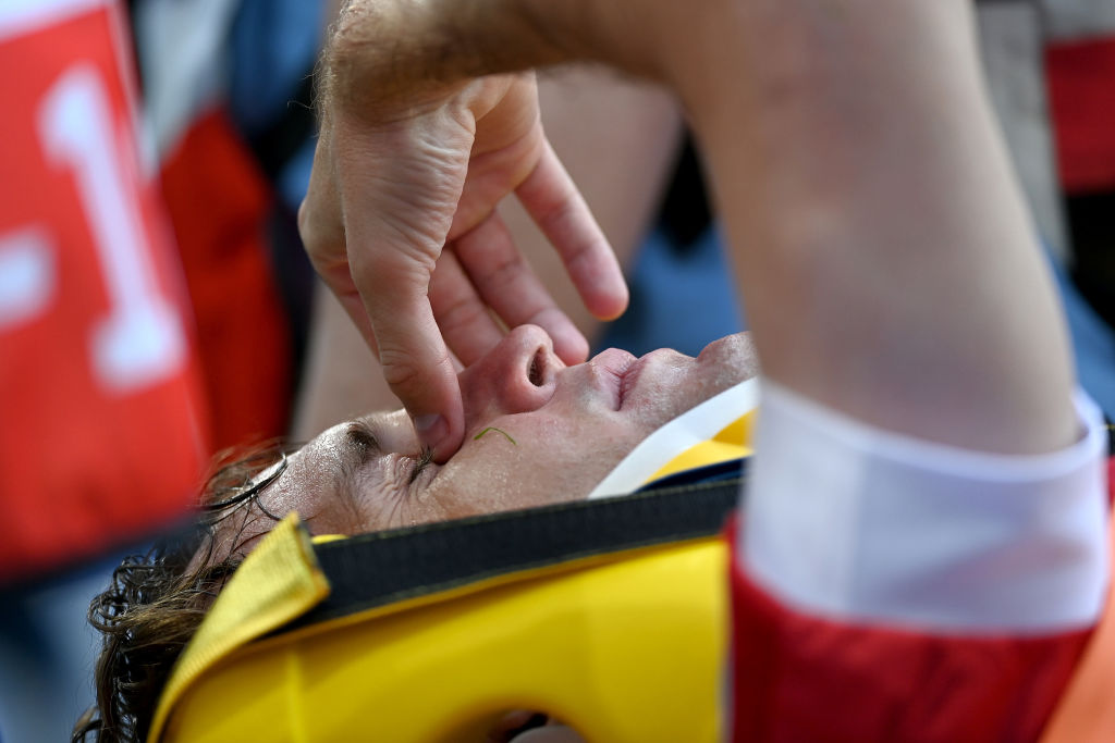 Mario Fernandes es atendido después de una caída