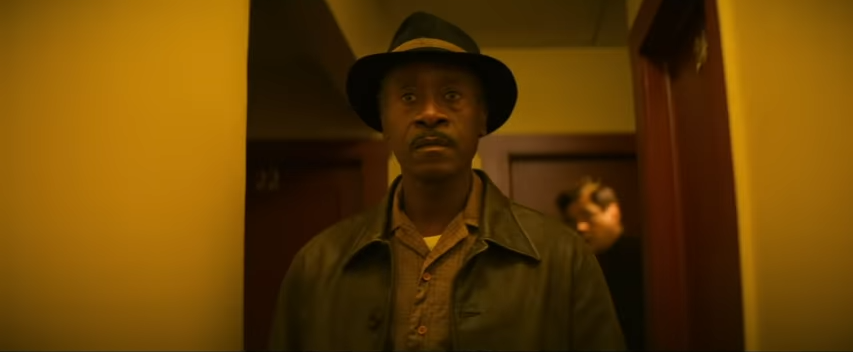 Don Cheadle y Benicio Del Toro orquestan un robo en el nuevo tráiler de 'No Sudden Move'