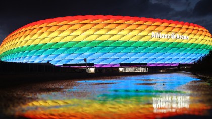 UEFA pospone la propuesta de iluminar el Allianz Arena con la bandera LGBT+