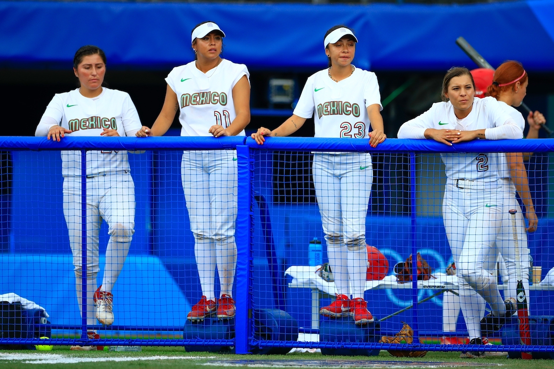 ¿Por qué el equipo de softbol dejó uniformes en la basura y cuáles serían las sanciones?