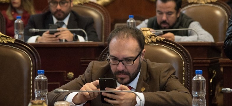 CIUDAD DE MÉXICO, 28NOVIEMBRE2017.- Mauricio Alonso Toledo Gutiérrez, representante del PRD en la Asamblea Legislativa, revisa pacientemente su celular previo al inicio la Sesión Ordinaria de este martes, la cual fue cancelada debido por falta de quórum.