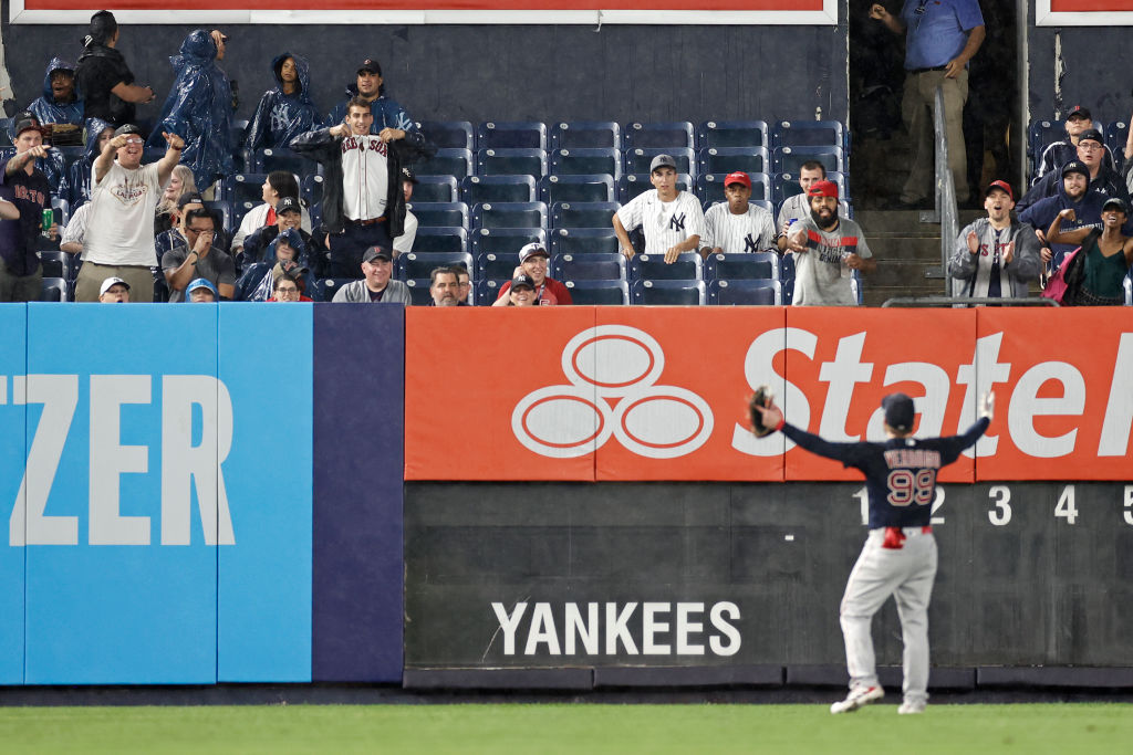 Alex Verdugo fue golpeado por un fan de los Yankees