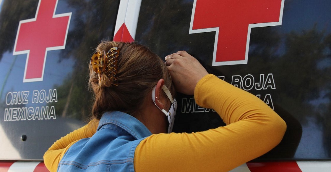 CIUDADDE MÉXICO, 21ENERO2021.- Paramédicos trasladaron a pacientes con síntomas de Covid-19 al área de urgencias del Hospital General de Zona 47 del IMSS. Familiares con pacientes internados esperan largas horas parra recibir informes e sus seres queridos.