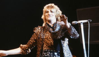 La historia del polémico éxito de Rod Stewart y "Do Ya Think I'm Sexy?"