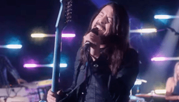 Foo Fighters nos ponen a bailar con su cover a "You Should Be Dancing" de Bee Gees