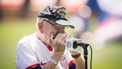 Pete DuPré, el veterano de la Segunda Guerra Mundial que ameniza el deporte estadounidense con su armónica