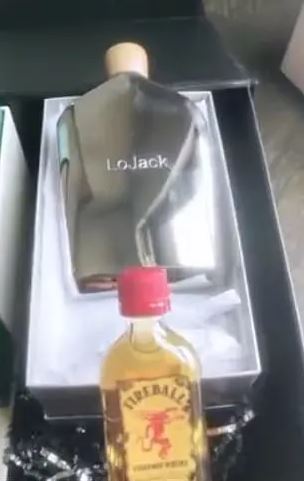 Botella que regaló Patrick Mahomes a sus padrinos de boda