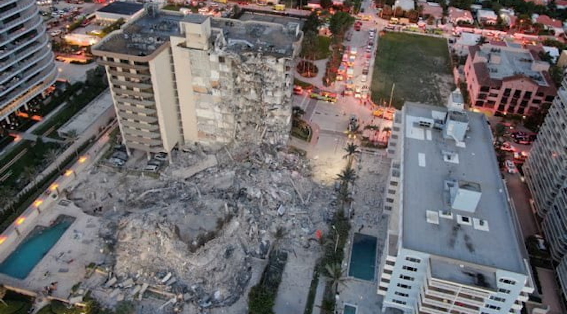 Rescatan a un gatito entre los escombros del edificio de Miami