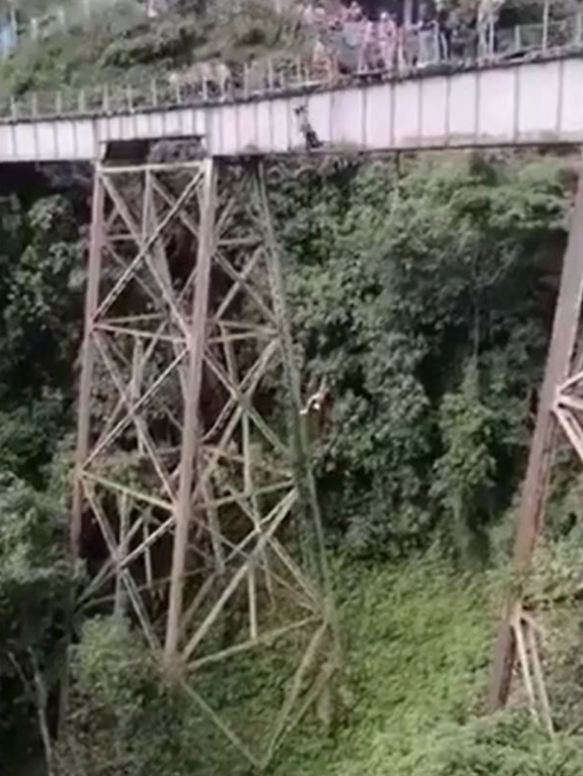 Lamentable: Captan momento en el que mujer salta por error de un 'bungee' 