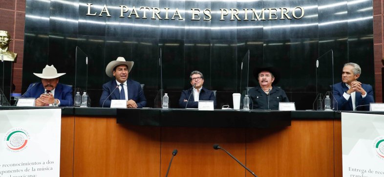 senadores-cantan-musica-norteña-reconocimientos